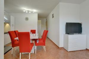 TV a/nebo společenská místnost v ubytování Apartments Elviana