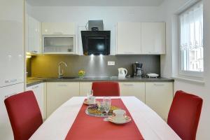 Kuchyň nebo kuchyňský kout v ubytování Apartments Elviana