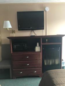 a television on a dresser in a hotel room at Redwood Inn in Gadsden