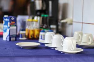 Příslušenství pro přípravu čaje a kávy v ubytování Hotel Flor Blanca