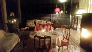 een eetkamer met een tafel en stoelen in een kamer bij Appartamenti Lais in Sipicciano in Sipicciano