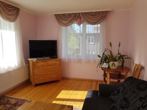 una sala de estar con TV de pantalla plana en una cómoda en Viru Maja, en Tallin