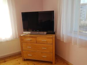 TV a/nebo společenská místnost v ubytování Viru Maja