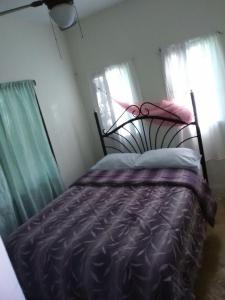 Postel nebo postele na pokoji v ubytování Hillside Country Home
