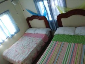 Postel nebo postele na pokoji v ubytování Hillside Country Home