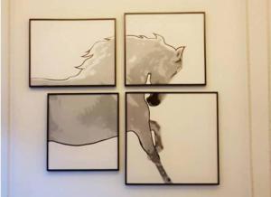 七岩的住宿－Baan ThewLom by Chayanann，墙上有四张猫的画框
