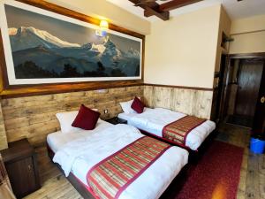 A bed or beds in a room at Hotel Forest Lake Backpackers' Hostel Még 24 kép