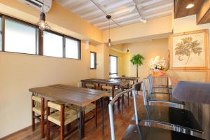A restaurant or other place to eat at Koru Takanawa Gateway Hostel, Cafe&Bar