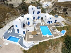 una vista aérea de una villa con piscina en Santorini Traditional Suites en Vóthon