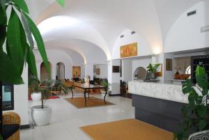 Zona de hol sau recepție la Grand Hotel Santa Domitilla