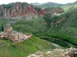 un grupo de personas de pie en la cima de una montaña en Lusya B&B, en Yeghegnadzor