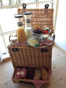 斯文堡的住宿－Tåsinge B&B，桌上装满食物和饮料的篮子
