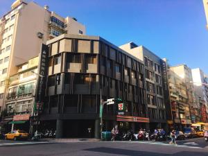 a building on the corner of a city street at City Suites - Beimen in Taipei