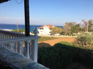 einen Balkon eines Hauses mit Blick auf ein Feld in der Unterkunft Studios Petra in Kypseli