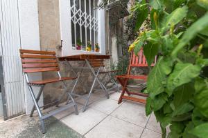 Duas cadeiras sentadas num alpendre ao lado de uma janela em Apartment Skeja em Split