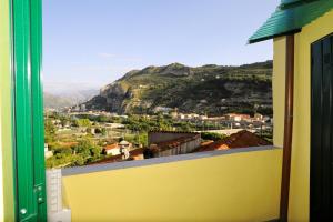 A general mountain view or a mountain view taken from Az apartmant