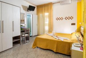 Habitación de hotel con cama y comedor en Hotel Gloria, en Gabicce Mare