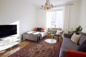 un soggiorno con divano e TV di 2ndhomes Fabianinkatu Apartment a Helsinki