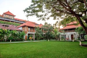 una vista exterior de un complejo con césped verde en Astagina Resort Villa and Spa en Legian