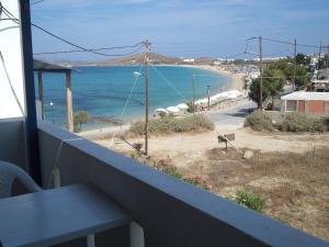 einen Balkon mit Strandblick in der Unterkunft O Fotis in Agios Prokopios