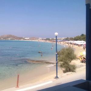 Blick auf den Strand mit Menschen im Wasser in der Unterkunft O Fotis in Agios Prokopios