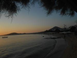 Blick auf den Strand bei Sonnenuntergang mit Menschen darauf in der Unterkunft O Fotis in Agios Prokopios