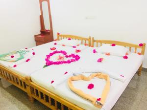 ニラヴェリにあるThirumalai Parkの花が飾られたベッド2台