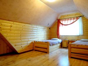 1 dormitorio con 2 camas y ventana en Dom Derbend na wyłączność, en Sztutowo