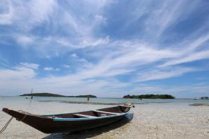 a wooden boat sitting on a sandy beach at Marine Chaweng Beach Resort in Chaweng