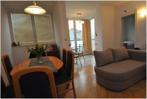 sala de estar con sofá y mesa en Apartment "Nox" en Dubrovnik