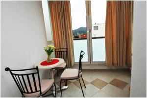 Habitación con mesa, sillas y ventana en Apartment "Nox" en Dubrovnik