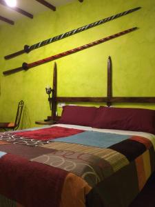 Hotel Rural La Rosa de los Tiempos房間的床