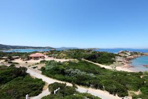 een luchtzicht op een strand en de oceaan bij Residenza Marginetto in La Maddalena