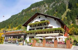 a building with plants on the side of it at Partenerhof in Partenen