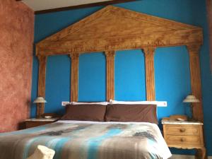 Hotel Rural La Rosa de los Tiempos房間的床