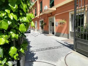 una strada in una città con un edificio di Hotel Assarotti a Genova