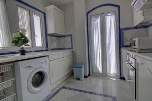 Kuchyňa alebo kuchynka v ubytovaní Apartamentos Aloha2 El Puerto de Santa Maria