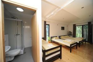 una camera da letto con due letti, doccia e WC di B&B Botel Charlie a Belgrado