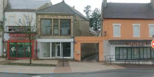 una esquina con edificios en una calle de la ciudad en appartement au gagne petit 25 kilomètres du parc le pal, en Bourbon-Lancy