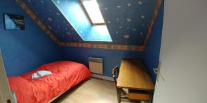 Una pequeña habitación con una cama y una ventana. en appartement au gagne petit 25 kilomètres du parc le pal, en Bourbon-Lancy