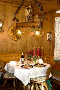 ein Esszimmer mit einem Tisch mit Essen und Kerzen in der Unterkunft Partenerhof in Partenen