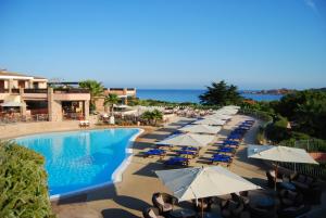 Изглед към басейн в Hotel Marinedda Thalasso & Spa или наблизо