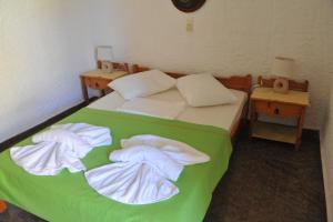 sypialnia z łóżkiem z ręcznikami w obiekcie Chaliotis Apartments w mieście Chalkida