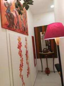 ナポリにあるIl Vicol'Etnicoのピンクのランプと壁画のある部屋
