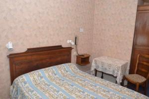 Postel nebo postele na pokoji v ubytování Hotel du Commerce
