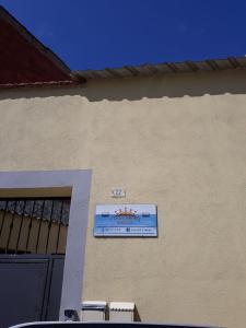 een bord aan de zijkant van een gebouw bij Casa Corona in Capoterra