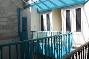 a balcony of a house with a blue roof at Le Latour, Centre-ville - Parking Gratuit in Bordeaux