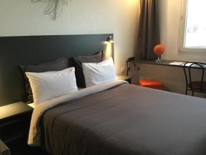 Postel nebo postele na pokoji v ubytování Les Colonnes Strasbourg Zenith + 6 fotografií