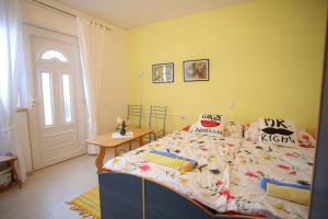 Postel nebo postele na pokoji v ubytování Guesthouse Adi
