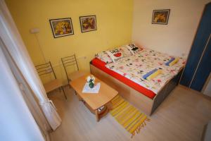 Postel nebo postele na pokoji v ubytování Guesthouse Adi